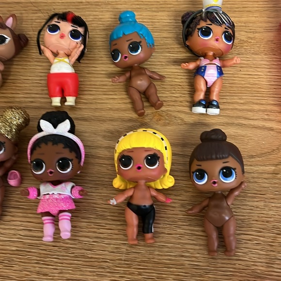 19 LOL dolls and accessories with carry organizer. Good used condition. - Picture 2 of 8